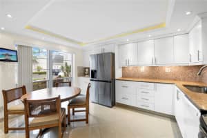 908 NE 27th Ave 908, Hallandale Beach, FL 33009 Sold 10/16/25