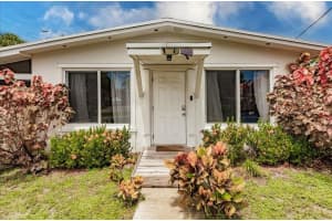 422 Phippen Waiters Rd, Dania Beach, FL 33004 - MLS#F10520521
