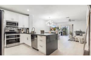 964 NW 100th Ave, Pembroke Pines, FL 33024 - MLS#F10521170
