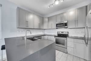 150 Jacaranda Country Club Dr 200, Plantation, FL 33324 - MLS#F10521482