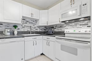 751 Pine Dr 204, Pompano Beach, FL 33060 - MLS#F10523370