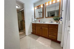 195 Lakeview Dr 102, Weston, FL 33326 - MLS#F10524821