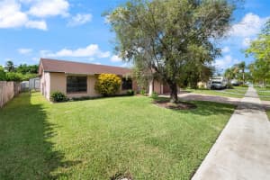 12520 SW 10th Ct, Davie, FL 33325 - MLS#F10524830