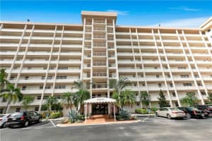 575 Oaks Ln 403, Pompano Beach
