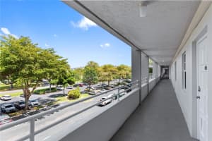 575 Oaks Ln 403, Pompano Beach, FL 33069 - MLS#F10525331