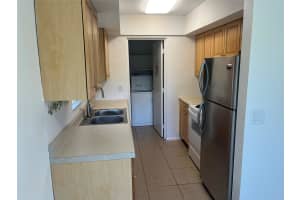 574 NE 35th St 2, Oakland Park, FL 33334 - MLS#F10525985