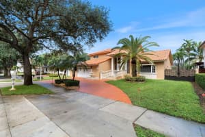 8235 164th Street, Miami Lakes, FL 33016 - MLS#F10526017