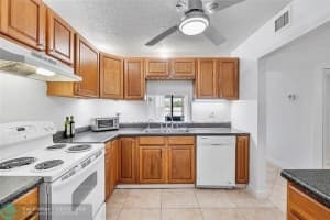 2800 Somerset Drive, Lauderdale Lakes, FL 33311 - MLS#F10526611