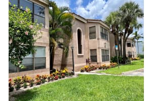2796 S University Dr 2207, Davie
