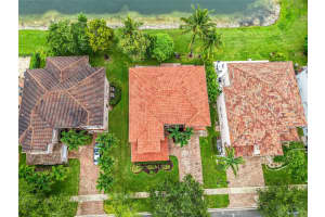 556 Cresta Cir, West Palm Beach, FL 33413 - MLS#F10527330