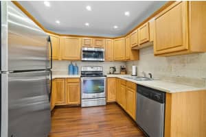 2051 Bayberry Dr 2051, Pembroke Pines, FL 33024 - MLS#F10527955