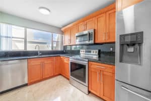942 NE 199th St 401, Miami, FL 33179 - MLS#F10528250