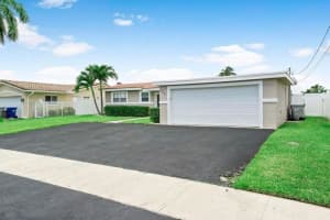 949 SE 10th Ct, Pompano Beach, FL 33060 - MLS#F10528724