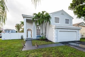 621 Lakeshore Ter, Davie, FL 33325 - MLS#F10528793