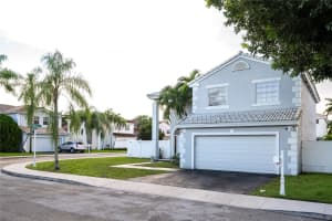 621 Lakeshore Ter, Davie, FL 33325 - MLS#F10528793