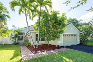 171 Bayridge Ln, Weston