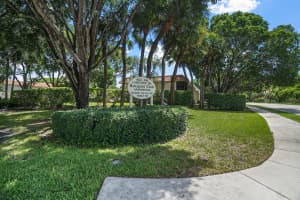 410 Lakeview Dr 104, Weston