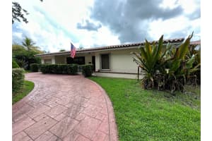 6873 Loch Ness Dr, Miami Lakes