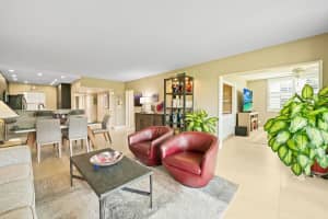 555 Oaks Ln 112, Pompano Beach, FL 33069 - MLS#F10531326