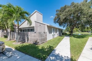 518 Woodgate Cir E, Sunrise, FL 33326 - MLS#F10531611