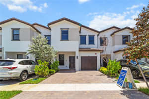 221 SW 159th Way, Pembroke Pines, FL 33027 - MLS#F10532447