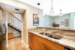 658 Kensington Place, Wilton Manors, FL 33305 - MLS#F10532506