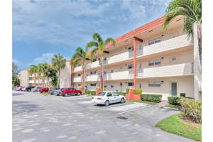 9800 Hollybrook Lake Drive, Pembroke Pines, FL 33025 - MLS#F10532815