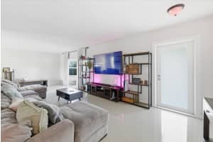 8570 NW 24th Ct, Sunrise, FL 33322 - MLS#F10533791