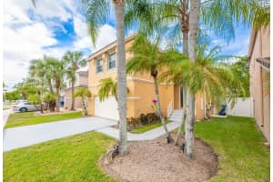 724 NW 155th Ter, Pembroke Pines, FL 33028 - MLS#F10535553