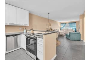 2555 NE 11th St 610, Fort Lauderdale, FL 33304 - MLS#F10535814