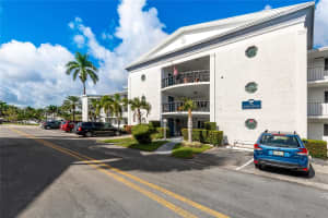 470 Paradise Isle Blvd 204, Hallandale Beach