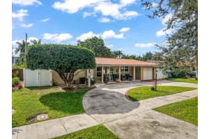 1032 NE 4th Ct, Hallandale Beach, FL 33009 - MLS#F10542006