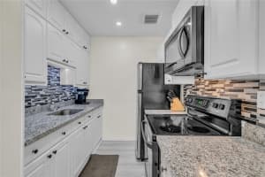 1050 SW 11th St 1L, Hallandale Beach, FL 33009 - MLS#F10543052