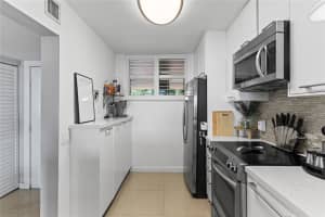 111 Lake Emerald Drive 106, Oakland Park, FL 33309 - MLS#F10543176