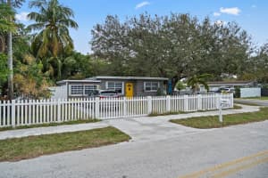 5829 Hayes Street, Hollywood, FL 33021 - MLS#F10550088