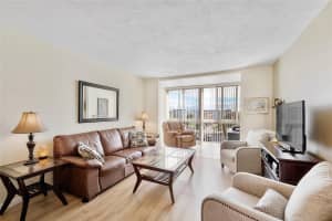 2811 Somerset Drive, Lauderdale Lakes, FL 33311 - MLS#F10550702