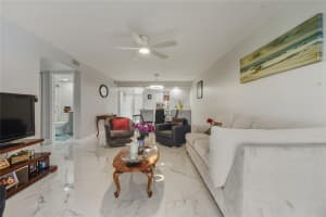 9611 Hollybrook Lake Drive, Pembroke Pines, FL 33025 - MLS#F10551714