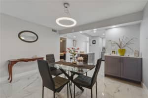 9611 Hollybrook Lake Drive, Pembroke Pines, FL 33025 - MLS#F10551714