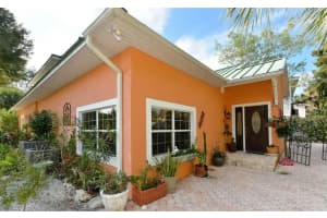 389 Island Cir, Siesta Key, FL 34242, Sold 06/15/17