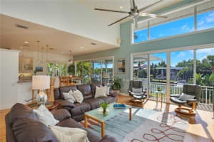 722 Siesta Dr, Sarasota, FL 34242, Sold 11/17/17