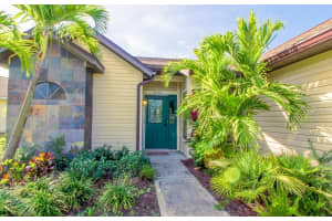 5009 82nd Way E, Sarasota, FL 34243, Sold 02/28/17