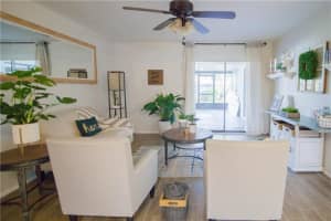 5044 Vassar Ln, Sarasota, FL 34243, Sold 01/26/18