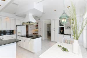 878 Siesta Dr, Sarasota, FL 34242, Sold 08/03/18
