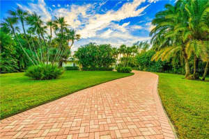 8230 Sanderling Rd, Sarasota, FL 34242, Sold 11/30/20