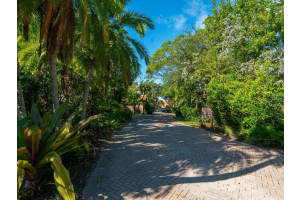 17 Sandy Cove Rd, Siesta Key, FL 34242, Sold 03/25/21