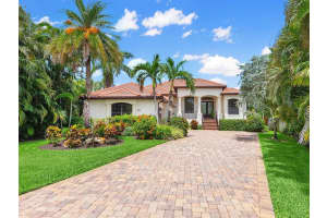 270 Island Cir, Siesta Key, FL 34242, Sold 10/12/21