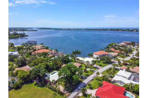 1824 Southpointe Dr, Sarasota, FL 34231, Sold 12/01/21