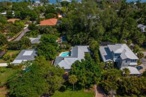 617 Siesta Dr, Sarasota, FL 34242, Sold 12/10/21