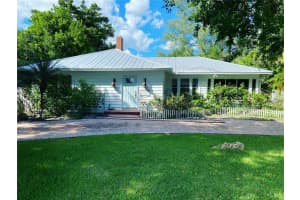 617 Siesta Dr, Sarasota, FL 34242, Sold 12/10/21