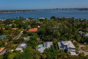 617 Siesta Dr, Sarasota, FL 34242, Sold 12/10/21